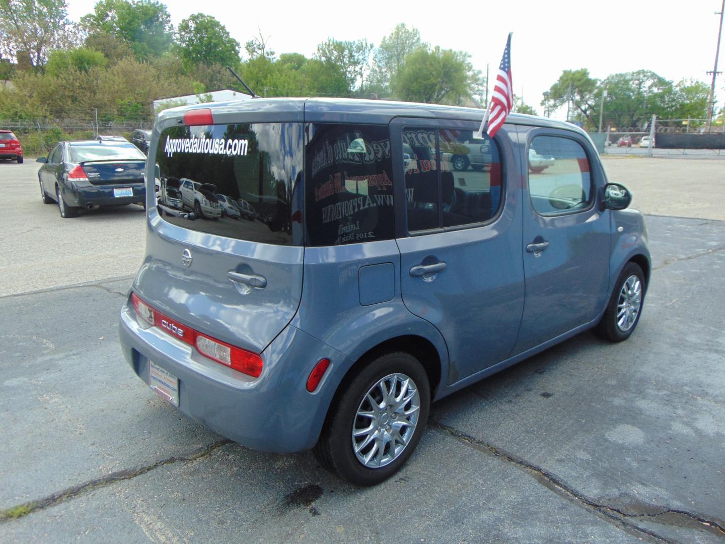 2014 Gray Nissan cube (JN8AZ2KR6ET) with an 4-Cyl 1.8 Liter engine, Automatic, CVT transmission, located at 2105 Dixie Hwy, Louisville, KY, 40210, (502) 772-3333, 38.220932, -85.795441 - Photo#9